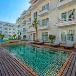 Отель Montebello Deluxe 3*