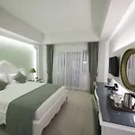 Отель Montebello Deluxe 3*
