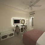 Отель Montebello Deluxe 3*