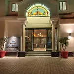 Отель Montebello Deluxe 3*