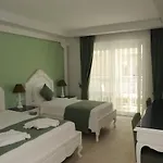 Montebello Deluxe Отель