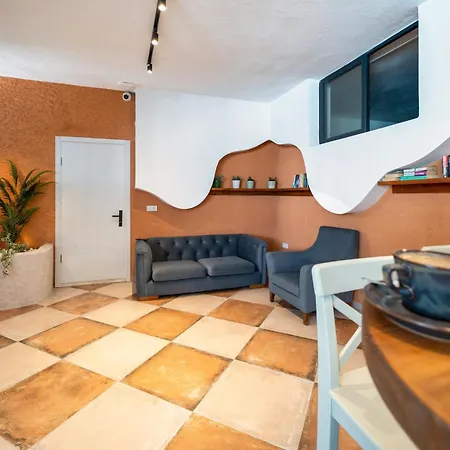 Montebello Deluxe Отель