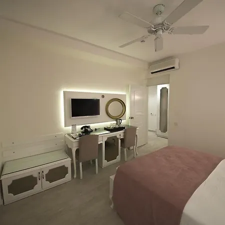 Отель Montebello Deluxe 3*