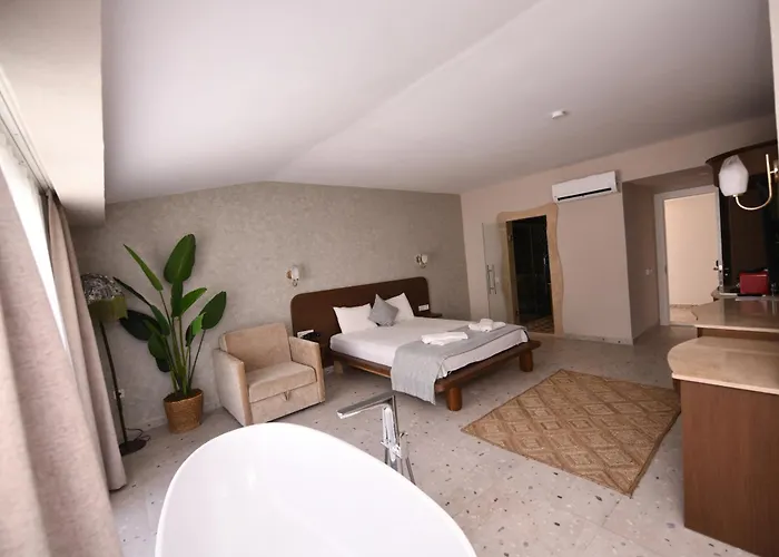 Montebello Deluxe Hotel