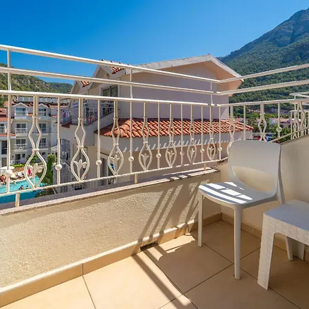 Montebello Deluxe Hotel 3*