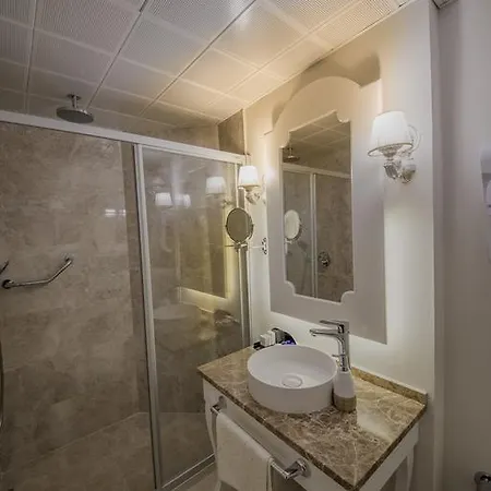 Отель Montebello Deluxe