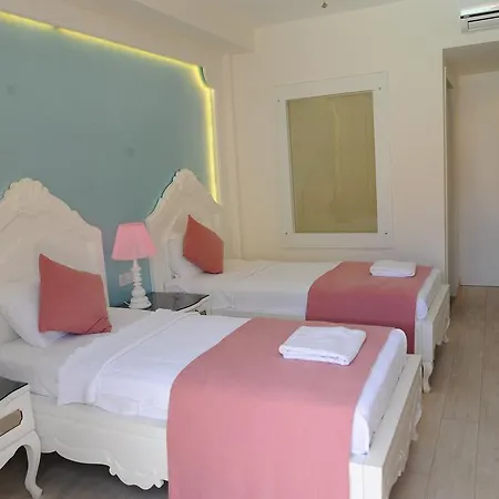 Отель Montebello Deluxe