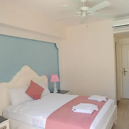 Montebello Deluxe Отель