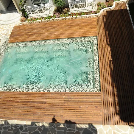 Отель Montebello Deluxe 3*